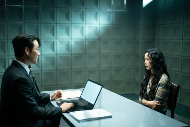 Later in Episode 4, prosecutor Baek Dong-hoon openly follows Yoon-soo, suspecting her guilt. They end up at a local restaurant together where he orders yukgaejang (spicy beef soup) while she chooses janchi guksu (banquet noodles). During the meal, when the prosecutor bluntly states he suspects her because he wants to, Yoon-soo abruptly leaves.