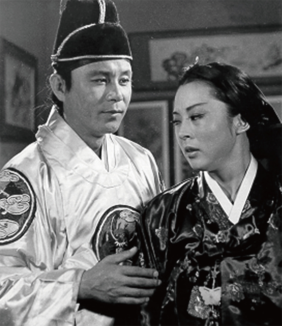 Kim Ji Mi as royal concubine in movie 'Lady Jang'. The original film portrayal of one of Korean history's most infamous royal concubines. This role established the formula of "beautiful actress = Jang Hee-bin" that continues to this day. Later actresses who played this role include: