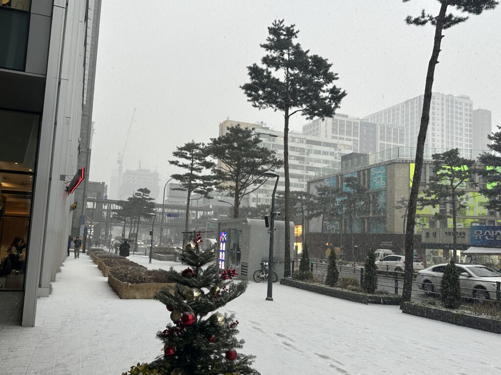 Passers-by in a hurry, Bus station in Seoul, Snowy weather in January, 2026