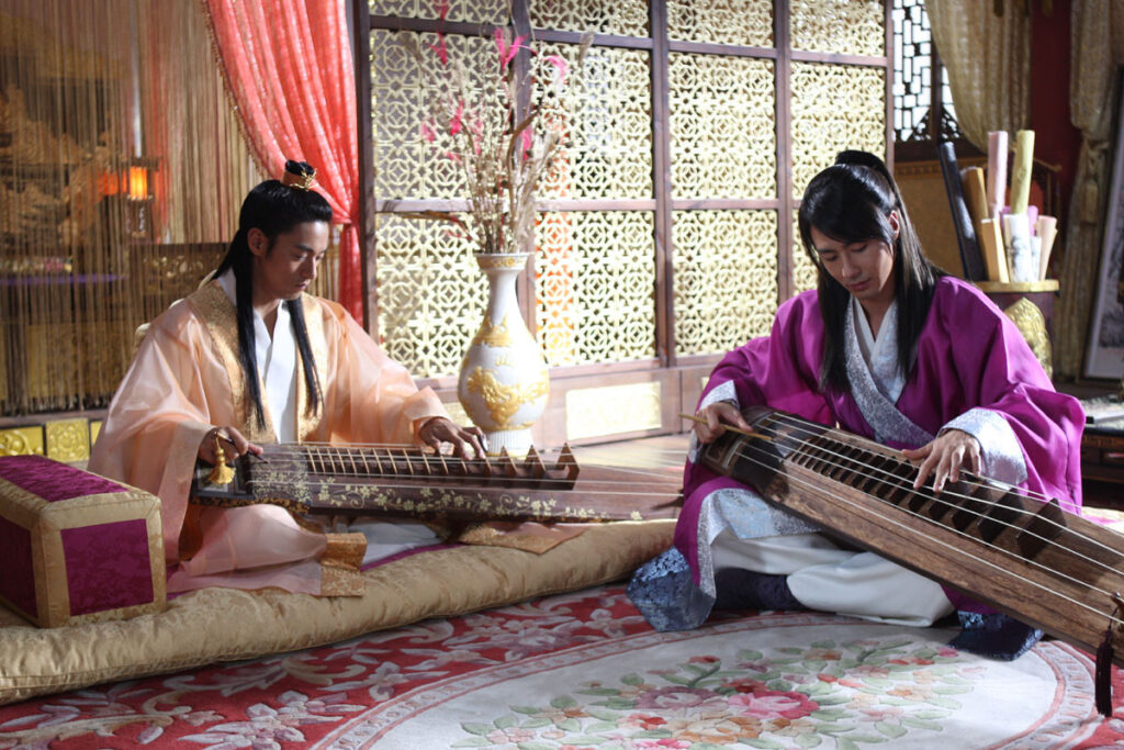 Korean Movie "Ssang-Hwa-Jeom(쌍화점)" depicting tragedy of King Gongmin